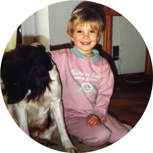 Katharina Miklauz als Kind mit dem damaligen Familienhund