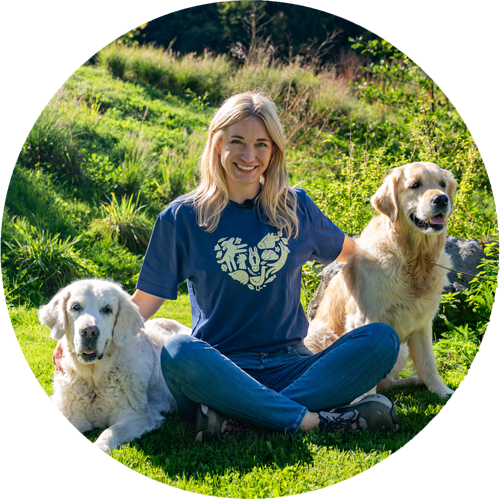 Katharina Miklauz mit ihren H&uuml;ndinnen Nala & Nougat