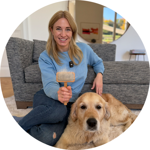 Katharina Miklauz mit ihrer H&uuml;ndin Nougat beim B&uuml;rsten