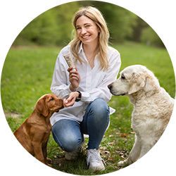 Katharina Miklauz mit ihrer H&uuml;ndin Nougat beim B&uuml;rsten