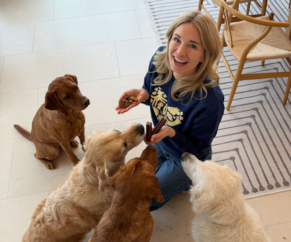 Katharina Miklauz hat einen B&uuml;schel Haare in der Hand