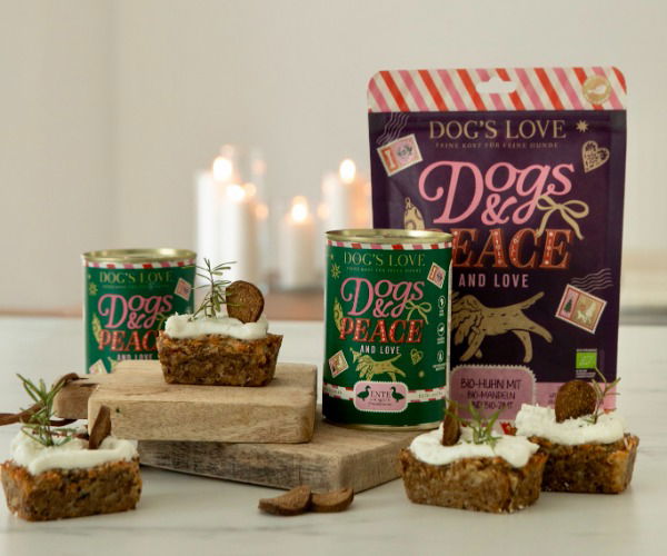 Hund riecht an Kekse f&uuml;r Hunde