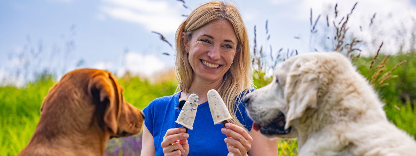 Eine Frau mit Hundeeis in der Hand