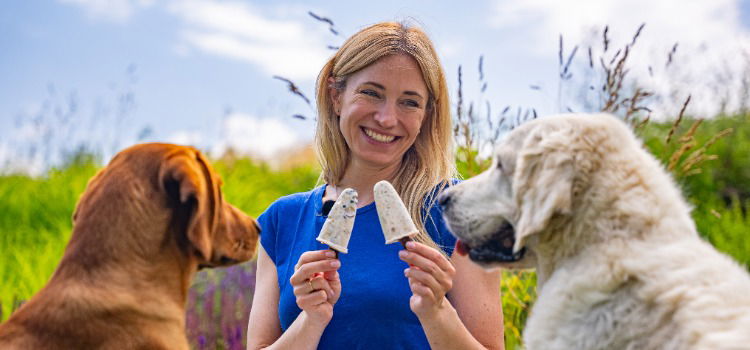 Eine Frau mit Hundeeis in der Hand