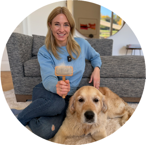 Katharina Miklauz mit ihrer H&uuml;ndin Nougat beim B&uuml;rsten