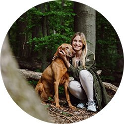 Katharina Miklauz nella foresta con il suo cane Pluto