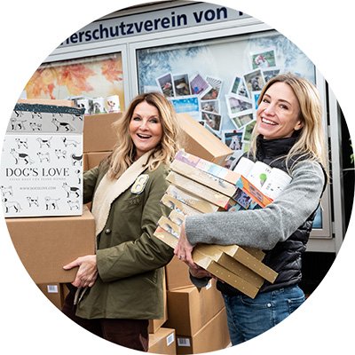 Frauke Ludiwig e Katharina Miklauz tengono in mano e donano i prodotti DOG'S LOVE.